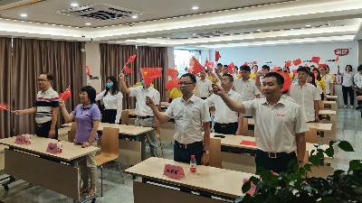 石碣镇总工会与广东兴发娱乐食物有限公司一同寓目东莞市第六届合唱节启动仪式并同唱《没有共产党就没有新中国》